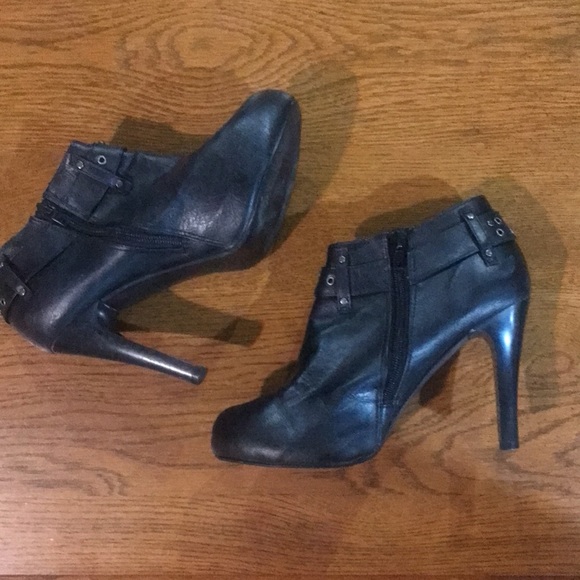 2/14$!Sz8 Black low cut high heel booties w/buckle & rivet detailing @cuff EUC - Picture 3 of 6
